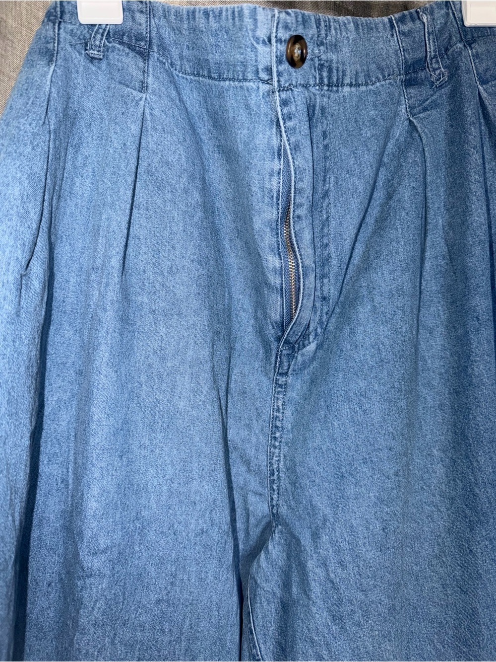 White Birch Women’s Light Wash Barrel Jeans. Wide leg Relaxed Fit Size 14